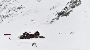 Stratul de zăpadă măsoară 16 centimetri la Bâlea Lac; ninge pe Transfăgărășan