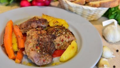 Rețetă europeană: friptură înăbușită cu morcovi tineri și piure de cartofi