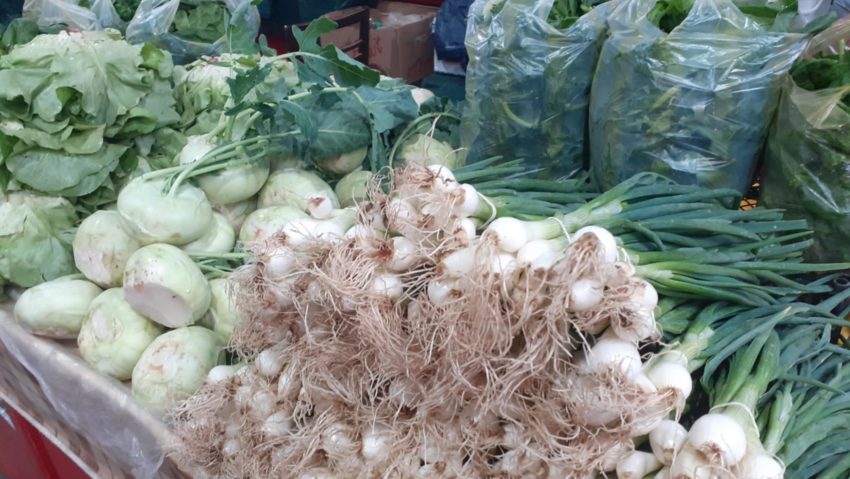 Primele legume românești cultivate în câmp, pe tarabele pieţelor din Caraș-Severin Primele legume românești cultivate în câmp, pe tarabele pieţelor din Caraș-Severin