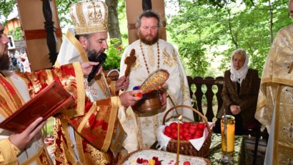 Hramul Schitului „Înălțarea Domnului” din Reșița, sărbătorit cu Sfântă Liturghie arhierească și pomenirea eroilor neamului