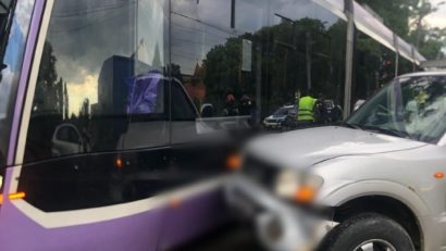 Accident cu cinci autoturisme și un tramvai în Timișoara