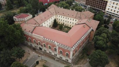 Timiș: O statuie medievală s-a desprins și s-a deteriorat la Castelul Huniade în timpul lucrărilor de restaurare