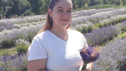 Lavandia – Povestea unei studente la medicină care a transformat pasiunea pentru lavandă într-un colț de rai mov în inima Banatului de Munte