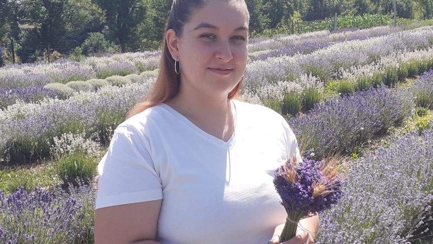 Lavandia – Povestea unei studente la medicină care a transformat pasiunea pentru lavandă într-un colț de rai mov în inima Banatului de Munte Lavandia – Povestea unei studente la medicină care a transformat pasiunea pentru lavandă într-un colț de rai mov în inima Banatului de Munte