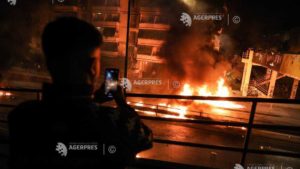 Incendiu puternic de vegetație la periferia Atenei: sute de persoane evacuate din cauza flăcărilor violente