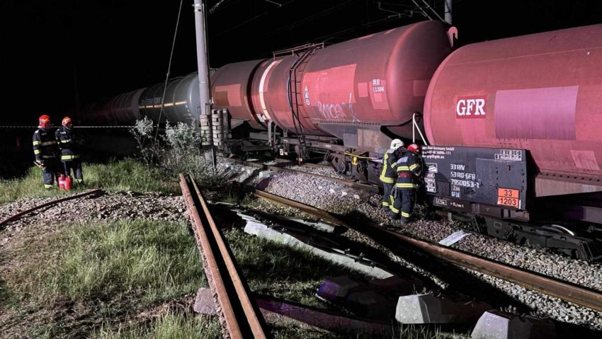 Tren de marfă deraiat pe linia Roșiori-Măldăeni. Circulație feroviară este restricţionată Tren de marfă deraiat pe linia Roșiori-Măldăeni. Circulație feroviară este restricţionată