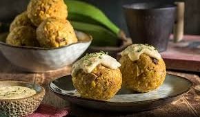 Rețeta ecuadoriană de Bolones de Verde, o gustare crocantă și aromată