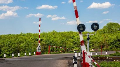 Atenție la trecerile la nivel cu calea ferată! Siguranța ta contează