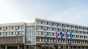 Tensiuni la Novi Sad: clădirea Adunării Municipiului, blocată de cetăţeni şi studenţi
