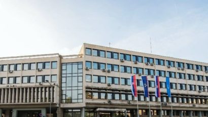 Tensiuni la Novi Sad: clădirea Adunării Municipiului, blocată de cetăţeni şi studenţi