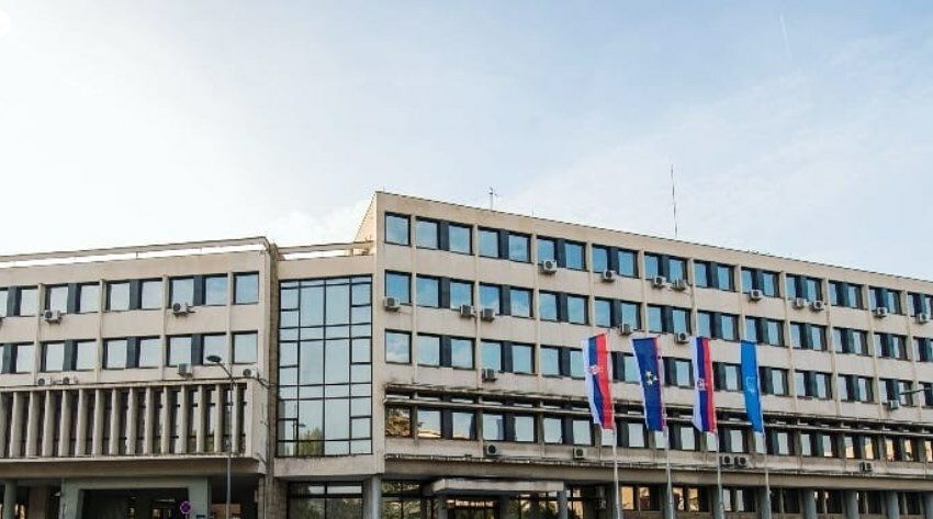 Tensiuni la Novi Sad: clădirea Adunării Municipiului, blocată de cetăţeni şi studenţi Tensiuni la Novi Sad: clădirea Adunării Municipiului, blocată de cetăţeni şi studenţi