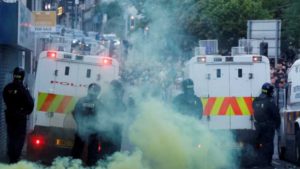 MAE recomandă românilor din Irlanda de Nord să evite zonele în care au loc demonstrații