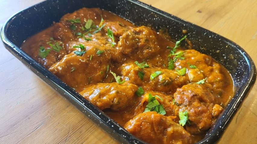 Tocană de pulpe de porc cu chiftele – rețetă tradițională din Quebec Tocană de pulpe de porc cu chiftele – rețetă tradițională din Quebec