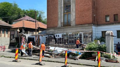 La Reșița continuă campania de demolare a clădirilor parazitare