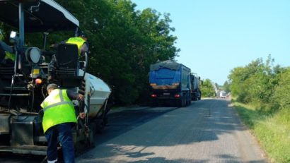 Lucrări de întreţinere a carosabilului pe DN 58, între Reșița și Caransebeș