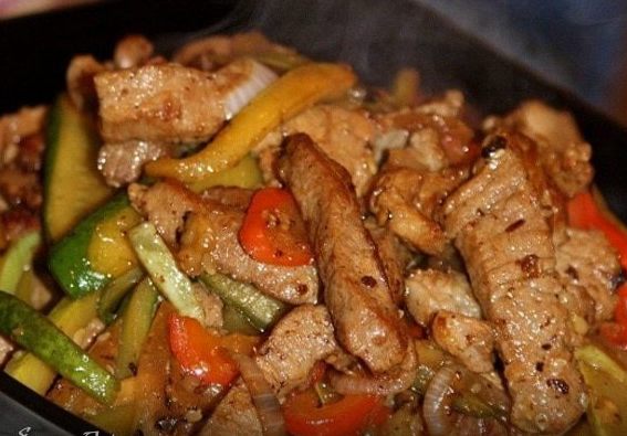 Friptură de vițel cu legume sotate – Rețetă europeană savuroasă Friptură de vițel cu legume sotate – Rețetă europeană savuroasă