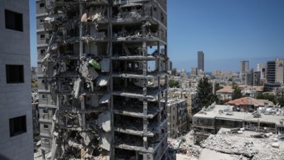 Foto: Clădiri avariate sunt văzute în urma unui atac cu rachete al Iranului asupra Israelului, în Bat Yam, Israel, 15 iunie 2025 Foto: REUTERS/Ronen Zvulun