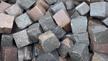 Pavajul din piatră cubică, recuperat din strada Mociur va fi refolosit la alte lucrări ale Primăriei