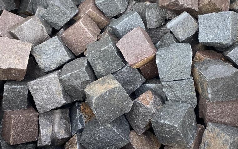 Pavajul din piatră cubică, recuperat din strada Mociur va fi refolosit la alte lucrări ale Primăriei