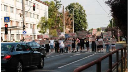 Studenții din Timișoara protestează față de tăierea burselor: „Nu sunt un moft, ci o necesitate!”