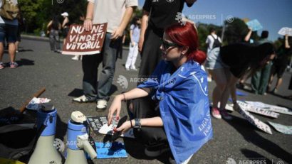 Protest al studenților și elevilor în fața Ministerului Educației: „Nu tăiați bursele!”