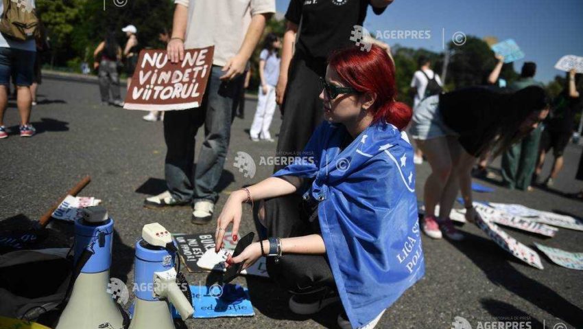 Protest al studenților și elevilor în fața Ministerului Educației: „Nu tăiați bursele!” Protest al studenților și elevilor în fața Ministerului Educației: „Nu tăiați bursele!”