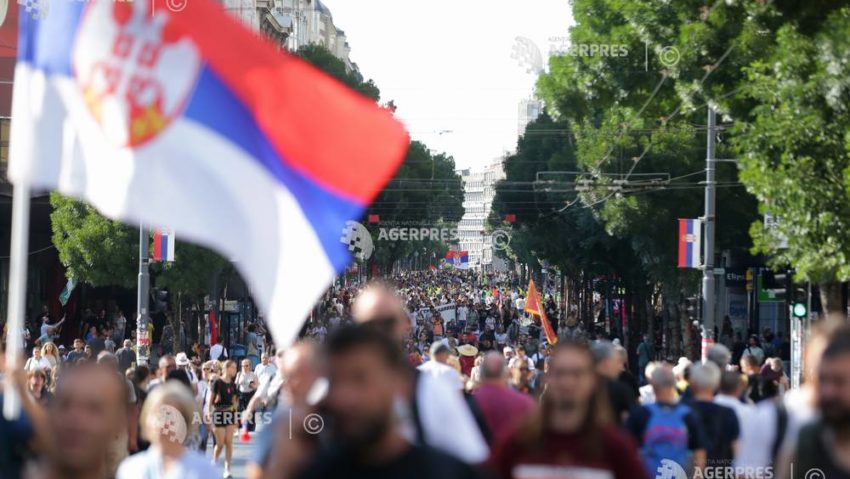Circa 140.000 de oameni au ieșit în stradă în Serbia pentru a cere organizarea de alegeri anticipate Circa 140.000 de oameni au ieșit în stradă în Serbia pentru a cere organizarea de alegeri anticipate