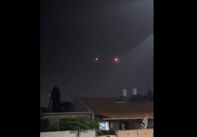 Iranul a lansat un val de circa o sută de rachete asupra Israelului Iranul a lansat un val de circa o sută de rachete asupra Israelului