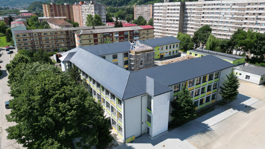 Reabilitarea Școlii Nr. 8 din Reșița: Primăria răspunde acuzațiilor și anunță evacuarea constructorului Reabilitarea Școlii Nr. 8 din Reșița: Primăria răspunde acuzațiilor și anunță evacuarea constructorului
