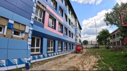 Toate școlile din Caransebeș vor fi modernizate până la 1 septembrie, promite primarul Felix Borcean