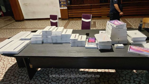Tablete electronice în valoare de 40.000 de euro, fără acte, descoperite de polițiștii de frontieră la Nădlac