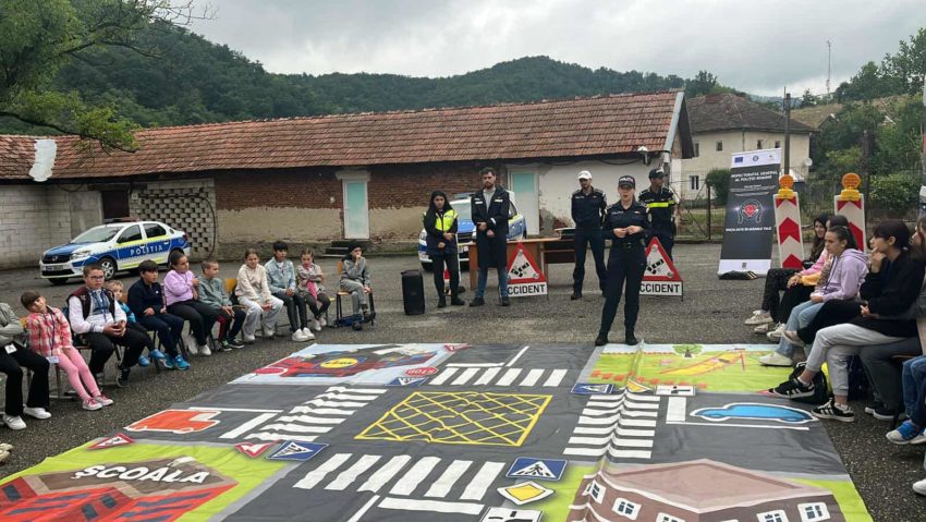Poliţiştii au efectuat activităţi preventive în taberele de vară din Caraş-Severin Poliţiştii au efectuat activităţi preventive în taberele de vară din Caraş-Severin