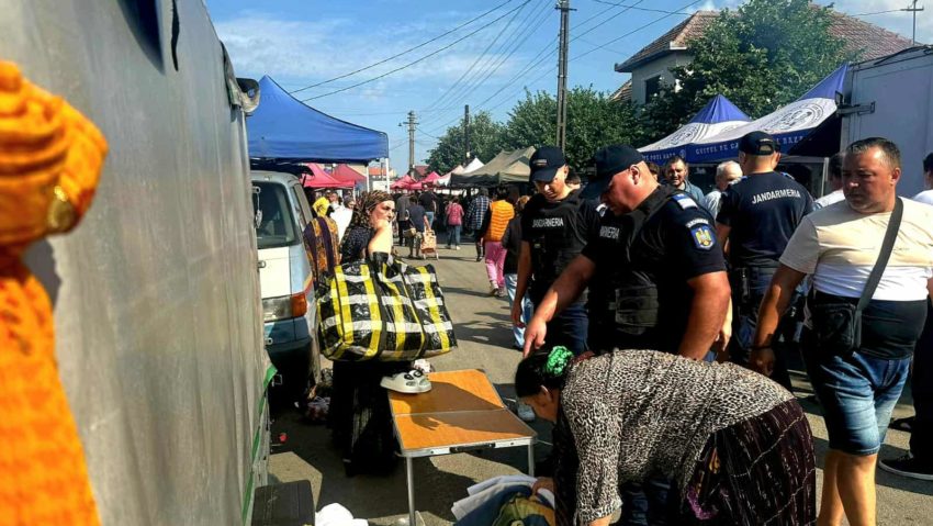 Produse contrafăcute descoperite de jandarmii arădeni în piața din Pâncota: prejudiciu de peste 3.000 de lei Produse contrafăcute descoperite de jandarmii arădeni în piața din Pâncota: prejudiciu de peste 3.000 de lei
