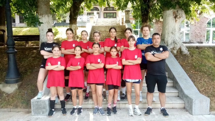 Vară fierbinte pentru Zeiţele Cernei! Handbalistele de la ACS Băile Herculane se pregătesc pentru debutul în campionatul junioarelor III Vară fierbinte pentru Zeiţele Cernei! Handbalistele de la ACS Băile Herculane se pregătesc pentru debutul în campionatul junioarelor III