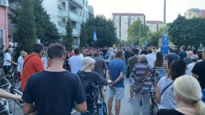 Proteste la Novi Sad în faţa casei fostului premier, Miloš Vučević