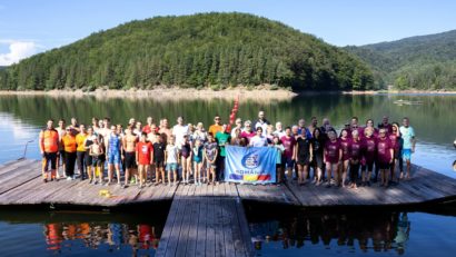 “Traversarea Lacului Văliug”, o reușită și în 2025! Peste 60 de concurenți au participat la îndrăgita competiție de înot în ape deschise