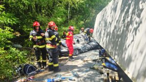 Șofer strivit de remorca unui tir pe un drum din Mehedinți