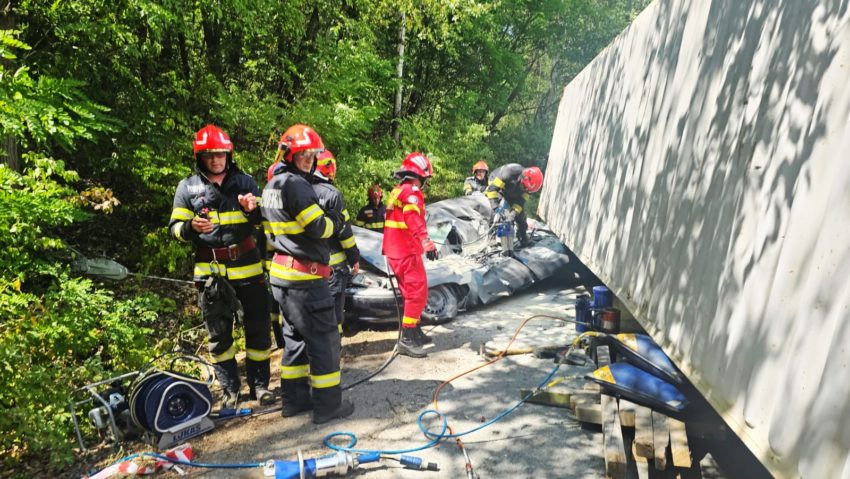Șofer strivit de remorca unui tir pe un drum din Mehedinți Șofer strivit de remorca unui tir pe un drum din Mehedinți
