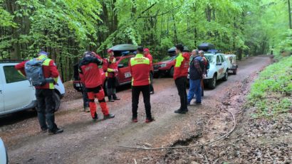 Alertă în Munții Godianu! Salvamont caută o persoană cu fracturi și un cioban rătăcit