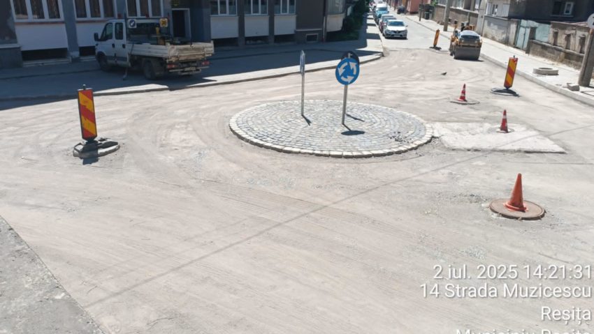 Lucrări de asfaltare la Reșița, la intersecția străzilor Ștefan cel Mare cu Dealul Mare