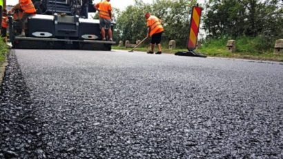 Acces mai facil spre Semenic din această vară: Se asfaltează drumul DJ 582E Prislop – Semenic