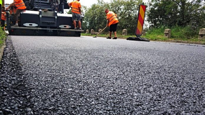 Acces mai facil spre Semenic din această vară: Se asfaltează drumul DJ 582E Prislop – Semenic