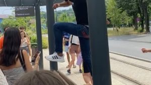 Incident grav la Reșița: voluntari străini, atacați în stația de tramvai