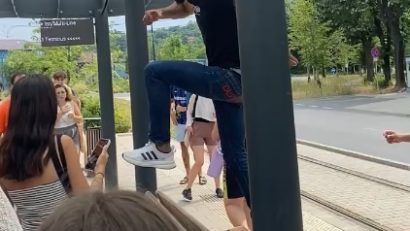 Incident grav la Reșița: voluntari străini, atacați în stația de tramvai