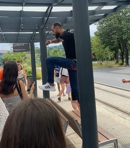 Incident grav la Reșița: voluntari străini, atacați în stația de tramvai Incident grav la Reșița: voluntari străini, atacați în stația de tramvai