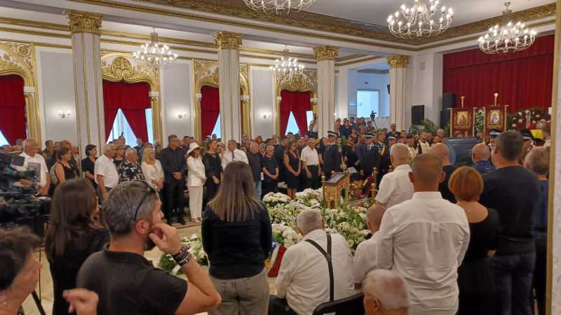 Sute de persoane au participat la slujba de înmormântare a lui Mihai Leu Sute de persoane au participat la slujba de înmormântare a lui Mihai Leu