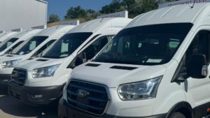 Rețeaua de transport școlar din Caraș-Severin se modernizează cu microbuze electrice