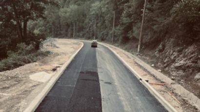 Drumul de acces din Mociur spre Centrul Civic Reșița, redeschis circulației. Urmează asfaltarea finală și modernizarea trotuarului