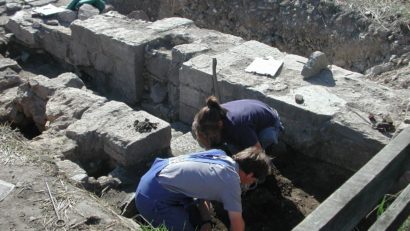 Descoperire arheologică importantă la Lugoj: Zeci de morminte din secolele XVIII–XIX, scoase la lumină în curtea Liceului „Iulia Hașdeu”