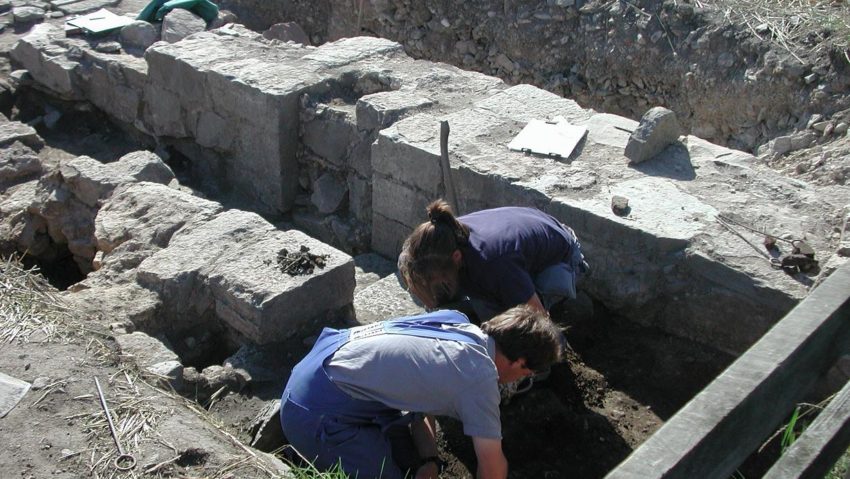 Descoperire arheologică importantă la Lugoj: Zeci de morminte din secolele XVIII–XIX, scoase la lumină în curtea Liceului „Iulia Hașdeu”